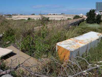 In questo tratto il Canalone � per� una discarica a cielo aperto: con mobili e altri rifiuti inghiottiti da sterpaglie e vegetazione incolta